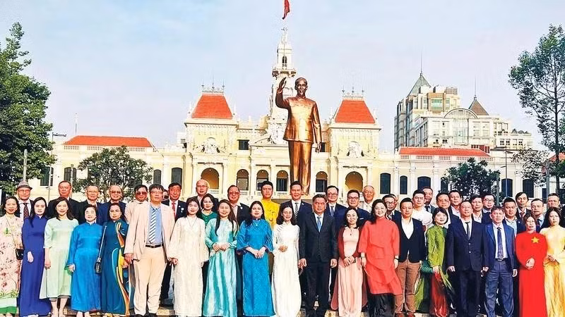 回国出席胡志明市海外侨胞喜迎丙午年新春见面会的海外侨胞代表。