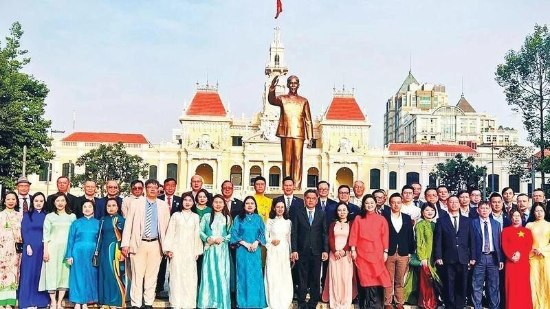 回国出席胡志明市海外侨胞喜迎丙午年新春见面会的海外侨胞代表。