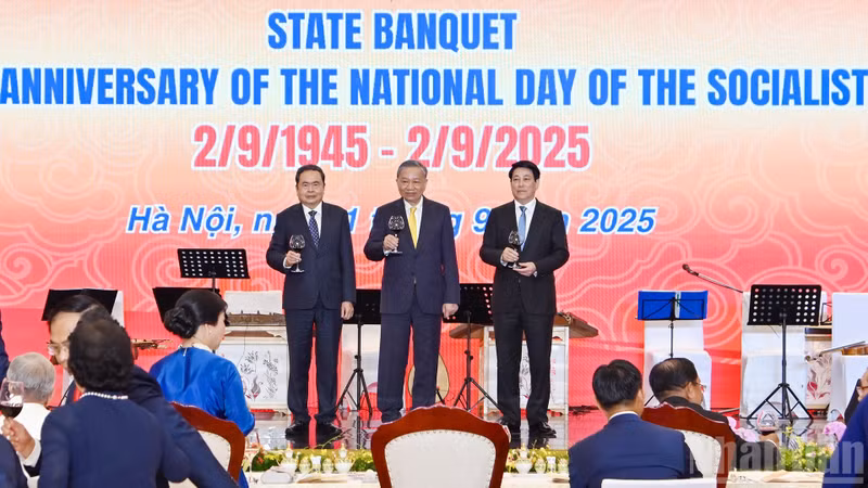 越南国家主席梁强在招待会上主持敬酒仪式。