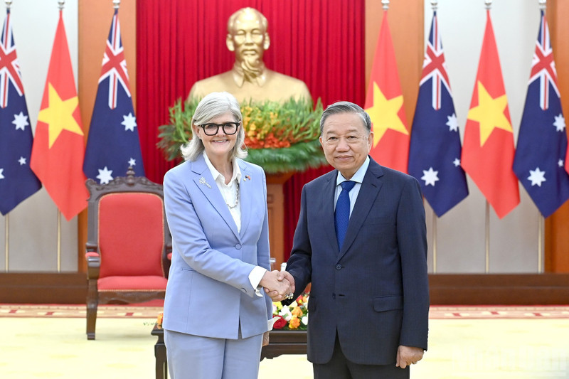 越共中央总书记苏林同澳大利亚总督萨曼莎·莫斯廷握手。