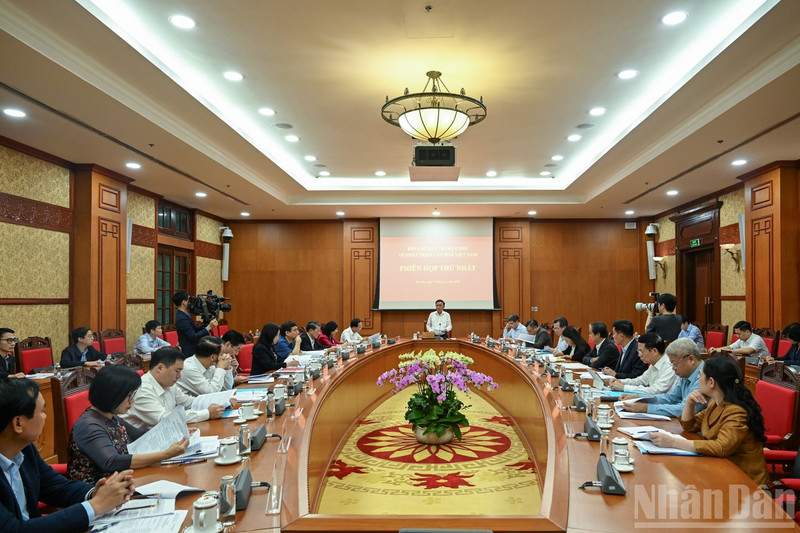 越共中央政治局委员、中央书记处常务书记、越南文化发展中央指导委员会主任陈锦秀在会上致辞。（维灵 摄）