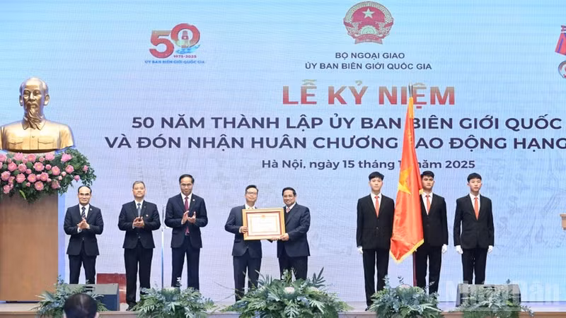 政府总理范明正代表党和国家领导，向委员会授予了一级劳动勋章。