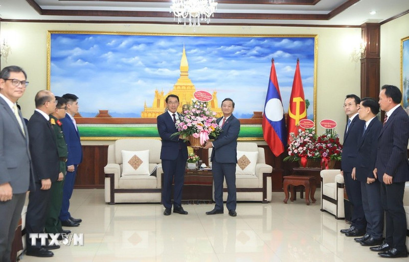 越南驻老挝大使阮明心转交越共中央总书记苏林致老挝人民革命党建党71周年的花篮。（图片来源：越通社）