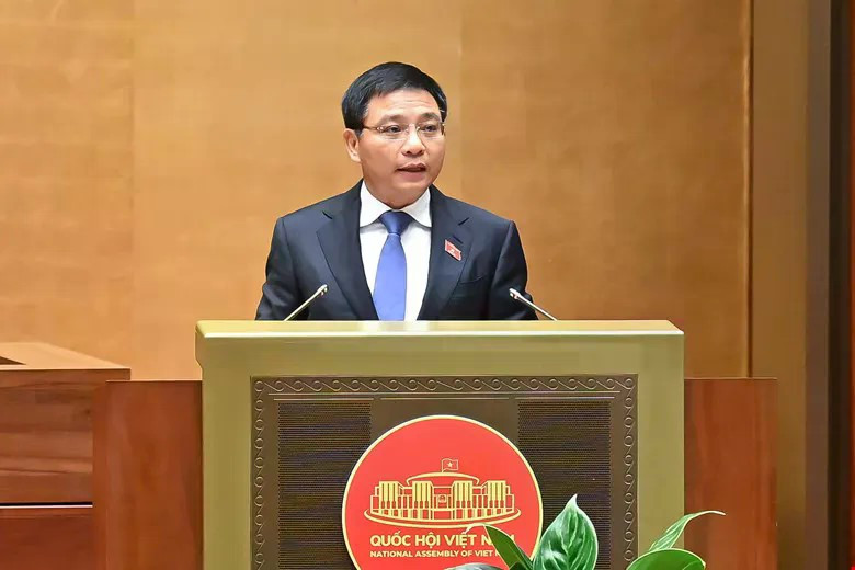 越南财政部部长阮文胜在会议上作报告。