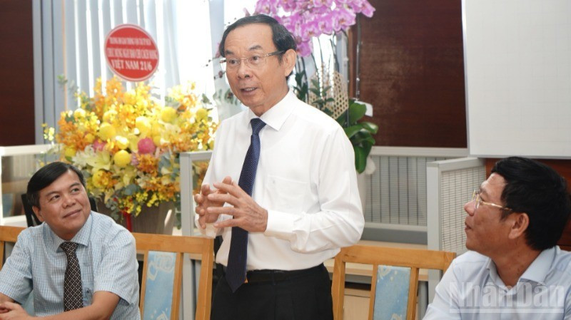 越共中央政治局委员、胡志明市市委书记阮文年同志与《人民报》社南部地区分社干部人员交流。（世英 摄）