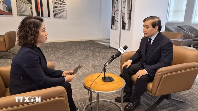 新加坡李光耀公共政策学院教授武明姜（右）接受采访。（图片来源：越通社）