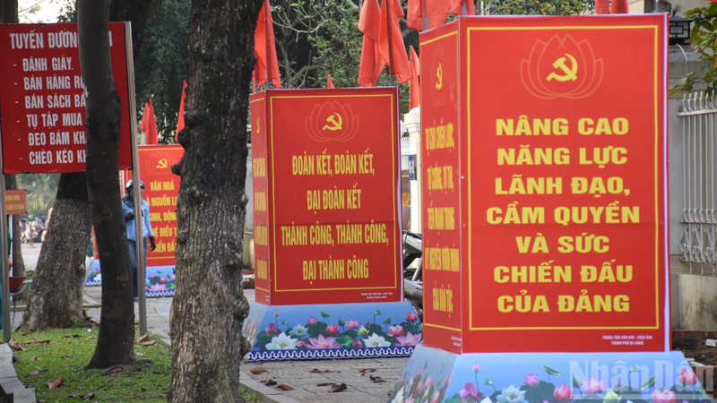 附图：越共十四大宣传海报。