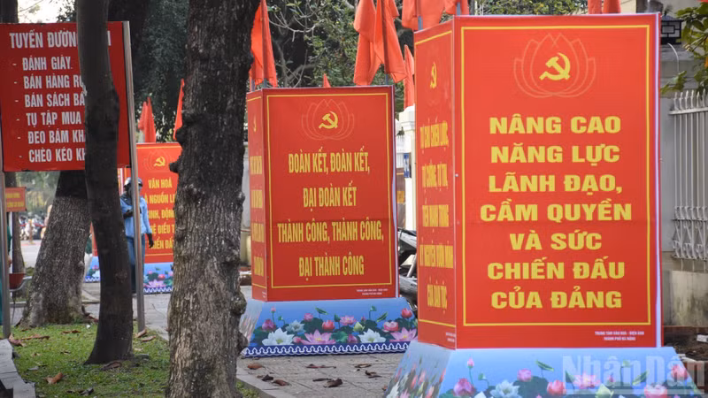 附图：越共十四大宣传海报。