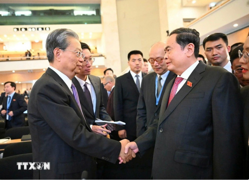 在瑞士日内瓦出席第六届世界议长大会期间，越南国会主席陈青敏当地时间7月29日会见了中国全国人大常委会委员长赵乐际。