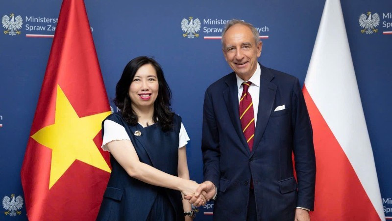越南外交部副部长黎氏秋姮与波兰外交部国务秘书瓦迪斯瓦夫·特奥菲尔·巴托舍夫斯基。