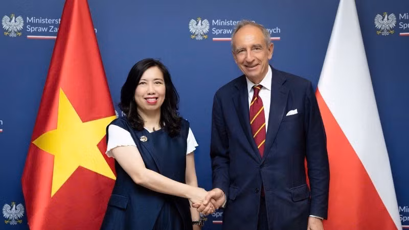 越南外交部副部长黎氏秋姮与波兰外交部国务秘书瓦迪斯瓦夫·特奥菲尔·巴托舍夫斯基。
