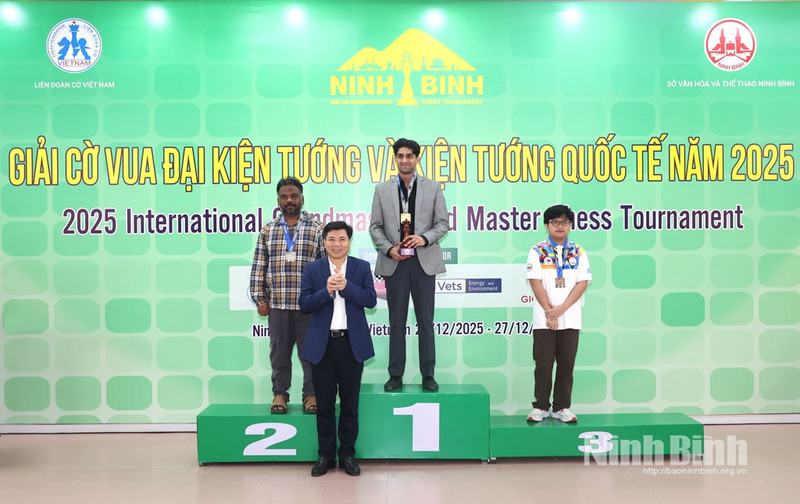 在国际特级大师组比赛中，美国棋手 Vidryarthi Vyom 获得冠军，银牌由印度棋手 Ravi Teja S 摘得，铜牌授予菲律宾棋手 Quizon Daniel。（图片来源：宁平省报）