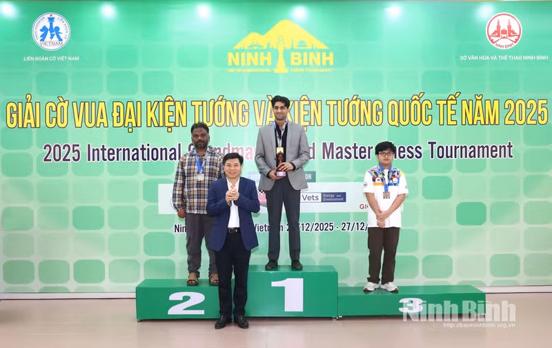 在国际特级大师组比赛中，美国棋手 Vidryarthi Vyom 获得冠军，银牌由印度棋手 Ravi Teja S 摘得，铜牌授予菲律宾棋手 Quizon Daniel。（图片来源：宁平省报）