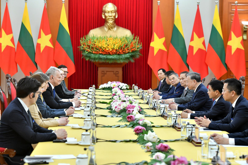 越共中央总书记苏林会见立陶宛总统吉塔纳斯·瑙塞达场景。