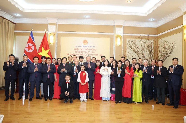 越共中央总书记苏林一行与越南驻朝鲜大使馆工作人员合影。