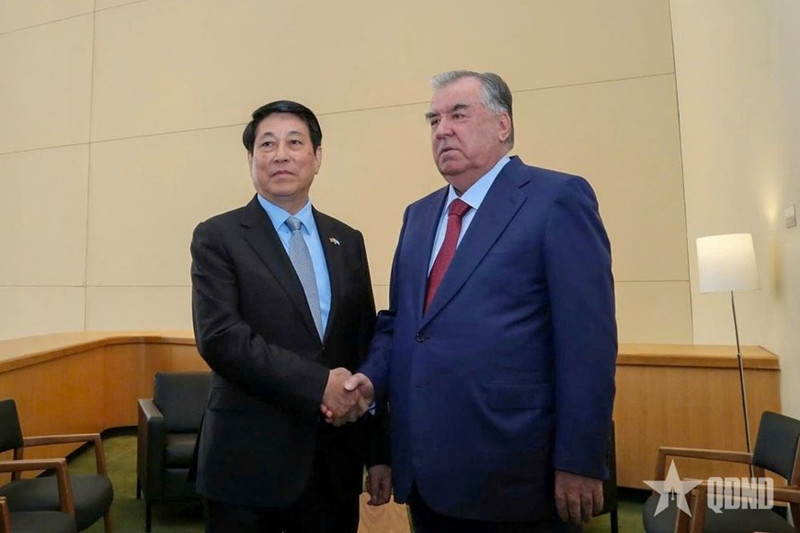 越南国家主席梁强会见塔吉克斯坦总统拉赫蒙。（图片来源：人民军队报）