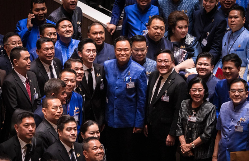 阿努廷·参威拉军（中）再次当选泰国总理。（图片来源：thanhnien.vn）