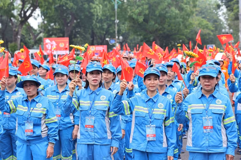 越南工人在国际劳动节绽放光彩。