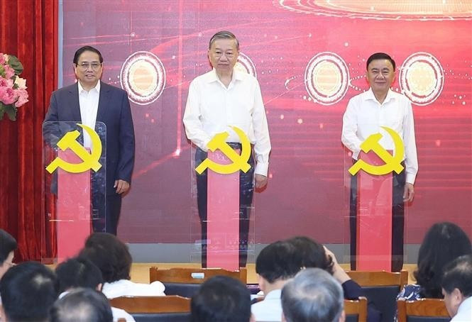 越共中央总书记苏林，越南政府总理范明正，中央书记处常务书记陈锦秀出席仪式。