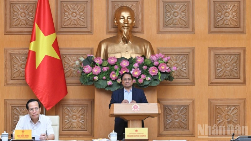 越南政府总理范明正主持会议。