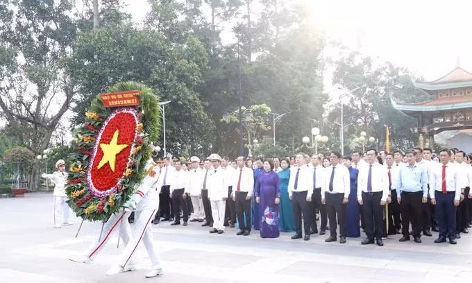 胡志明市领导上香缅怀越南英雄母亲和英雄烈士。