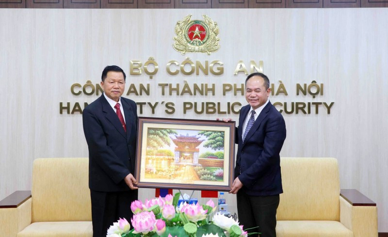 河内市公安局局长阮青松中将（右）会见老挝人民革命党中央书记、公安部长万通·孔玛尼上将。