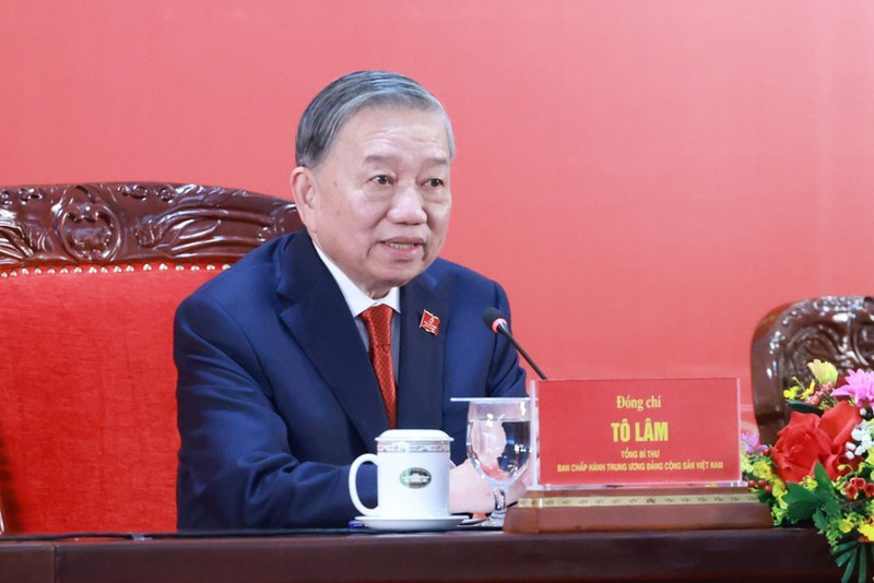 越共中央总书记苏林在大会新闻中心主持召开国际新闻发布会。