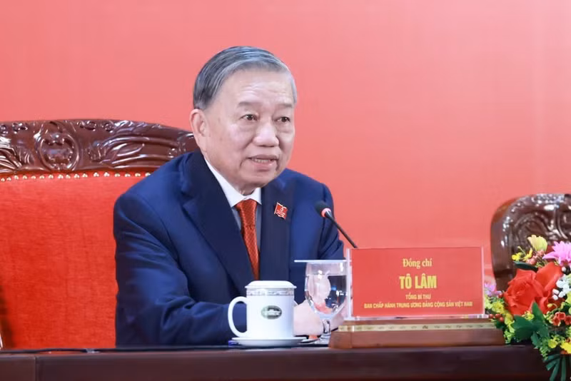 越共中央总书记苏林在大会新闻中心主持召开国际新闻发布会。