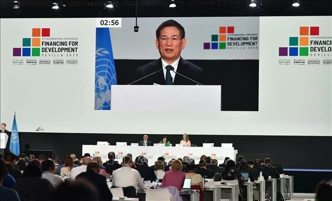 越南政府副总理胡德福出席FfD4全体讨论会并发表重要讲话。（图片来源：越通社）