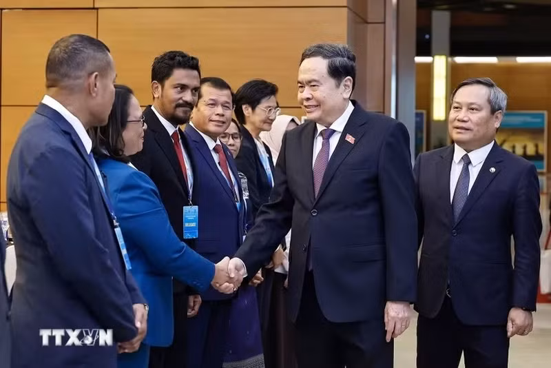 国会主席陈青敏和与会代表握手。（图片来源：越通社）