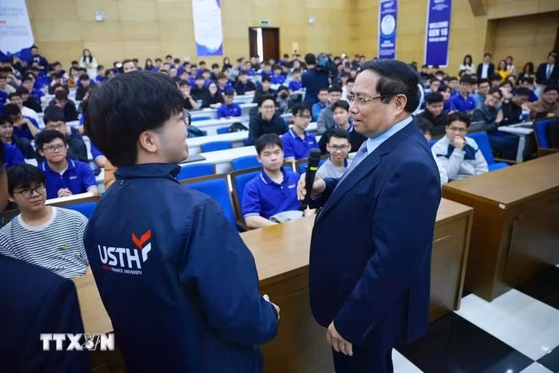 附图：政府总理范明正探访河内科技大学。