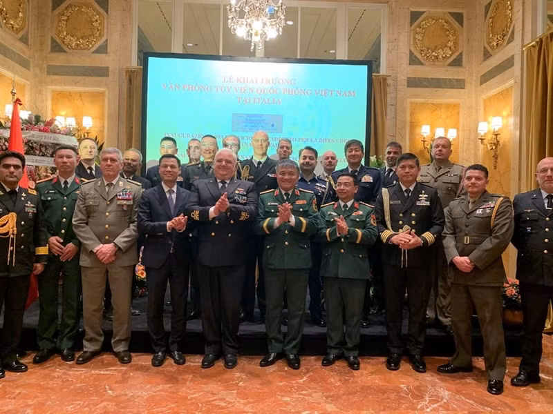 参加越南驻意大利共和国国防武官办事处成立仪式的与会代表合影。