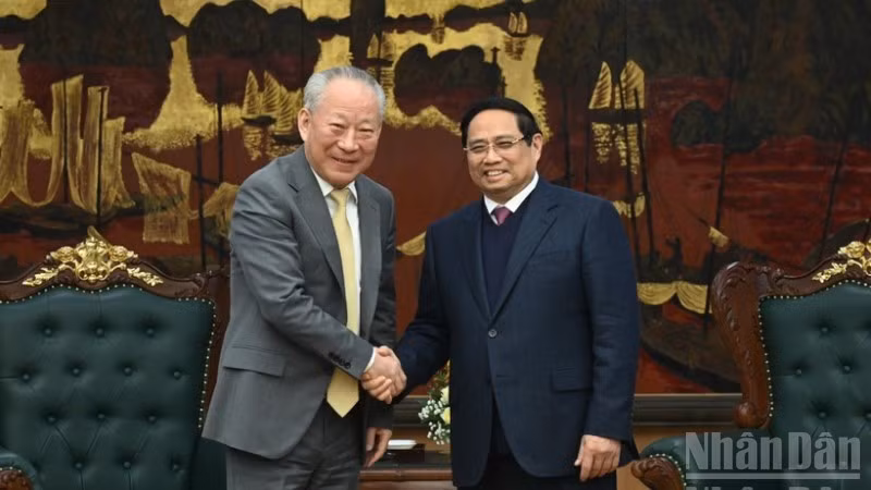 越南政府总理范明正会见中国太平洋建设集团创始人严介和。（陈海 摄）