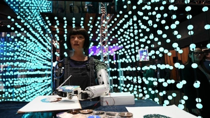 2024年5月30日人工智能人形机器人艺术家艾达（Ai-Da）在瑞士日内瓦举行的全球人工智能峰会上绘画。（图片来源：新华社/越通社）