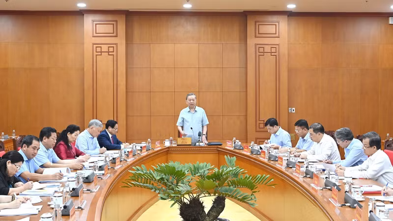 苏林总书记主持召开与政府党组的工作会议。