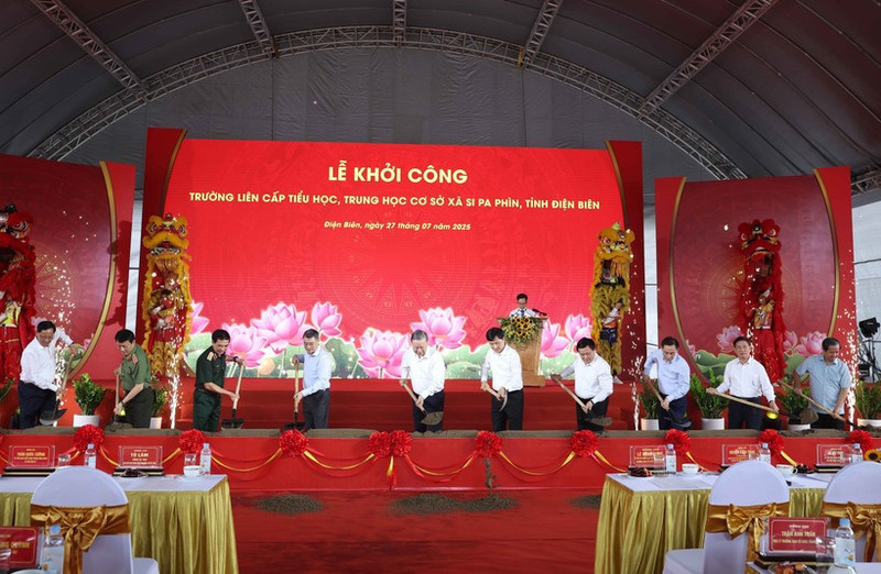 苏林总书记同各位代表实施西帕芬乡九年一贯制学校开工仪式。（图片来源：越通社）