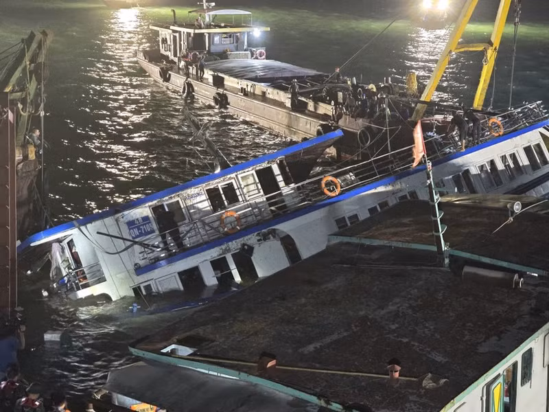 下龙湾游船倾覆事故现场。