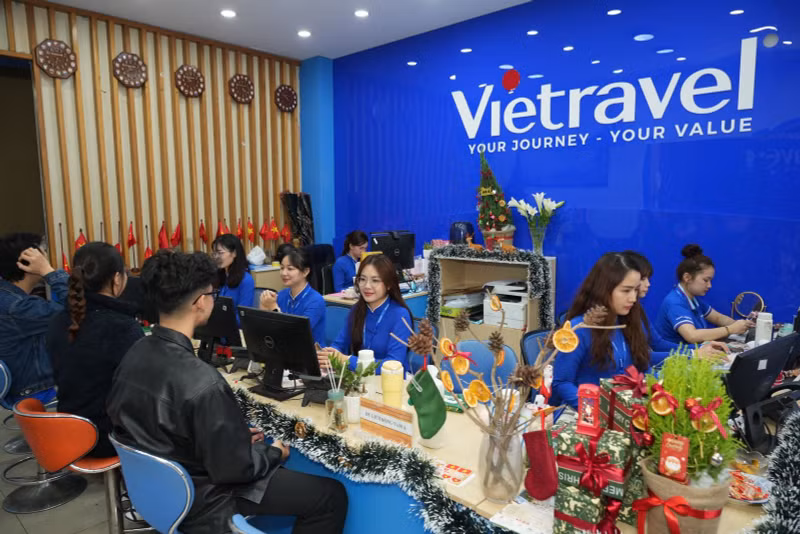 附图：Vietravel工作人员对旅客提供咨询。