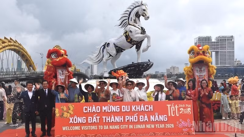 丙午年正月初一，岘港市迎来首批游客。（樱桃 摄）