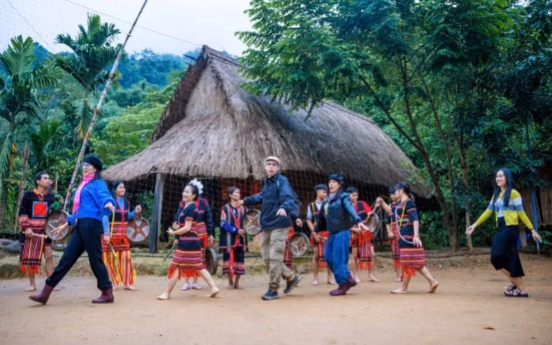 游客在南茶美县茶江乡1号村成宗村体验社区旅游。