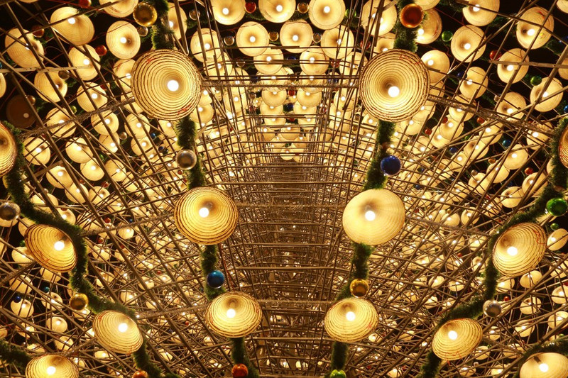 圣诞树在搭建过程中充分计算了抗风能力，并加固多条钢缆，以确保整体结构稳固、安全。（图片来源：越通社）