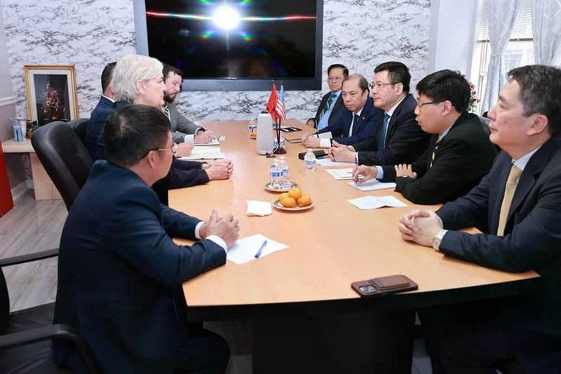 越南工贸部部长阮鸿延分别与耐克和沃尔玛的领导人举行工作会谈。