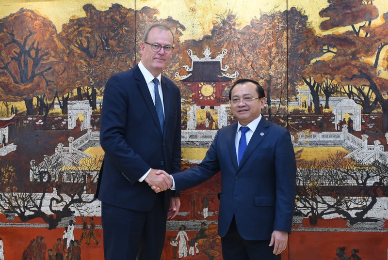 越南财政部副部长黎晋近与英国出口融资署首席执行官蒂姆·里德。