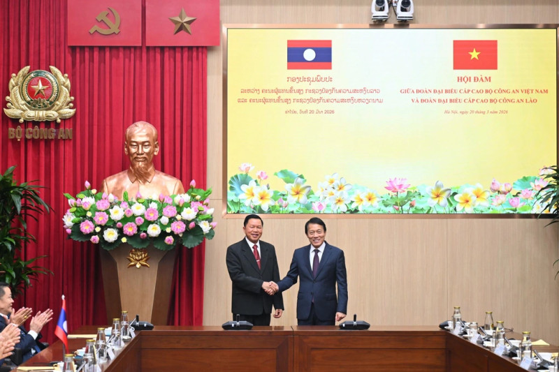 越南公安部长梁三光大将与老挝公安部长万通·贡马尼上将举行会谈。