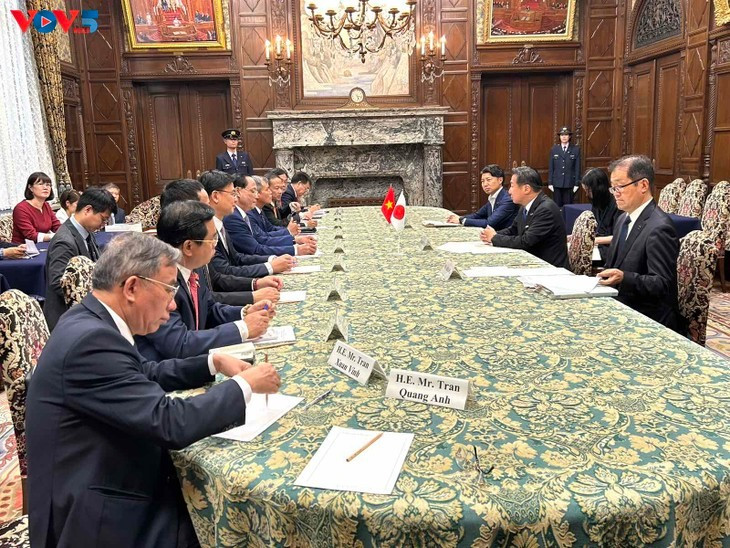 越南国会副主席陈光方与日本众议院议长额贺福志郎会谈场景。（图片来源：越南之声）