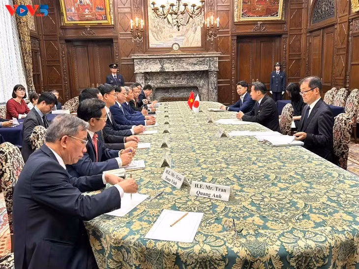 越南国会副主席陈光方与日本众议院议长额贺福志郎会谈场景。（图片来源：越南之声）