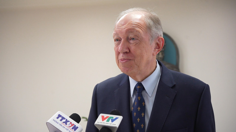 俄罗斯前驻越南大使、评委会主任安德烈·塔塔里诺夫接受记者的采访。（图片来源：越通社）