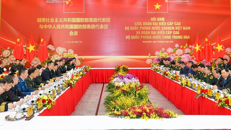 越南国防部长潘文江大将与中国国防部长董军上将举行会谈。