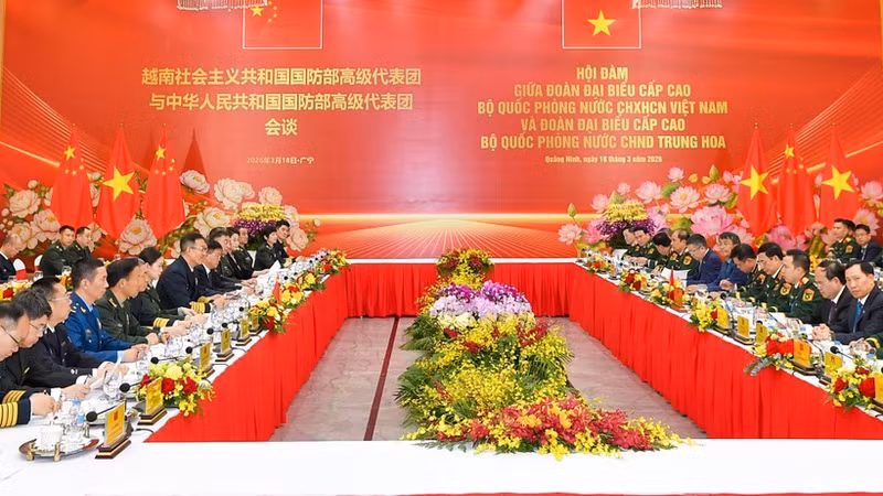 越南国防部长潘文江大将与中国国防部长董军上将举行会谈。
