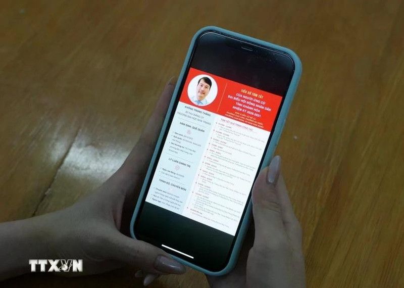 关于2026-2031任期庆和省人民议会代表候选人的信息已在数字信息渠道上发布，方便选民跟踪了解。（图片来源：越通社）